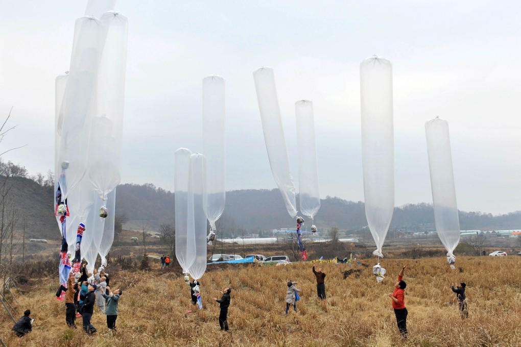 South Korean activists release balloons carrying anti-North Korea leaflets near the border in Yeoncheon, north of Seoul. Photo: AFP