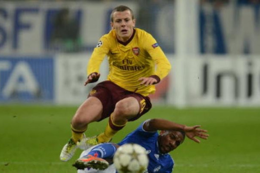 Arsenal´ s midfielder Jack Wilshere ((left) and Schalke's Peruvian striker Jefferson Farfan. Photo: AFP