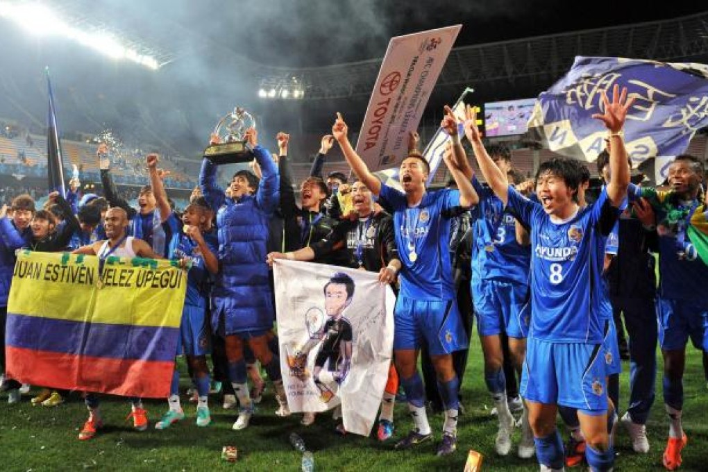 Ulsan Hyundai players celebrate with their trophy. Photo: AFP