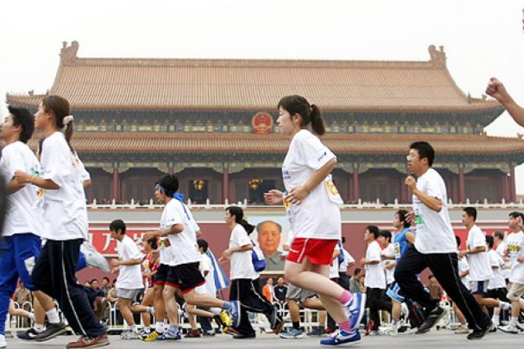 Beijing marathon runners compete in 2004. Beijing marathon organisers have reversed a decision to refuse Japanese runners. Photo: AP