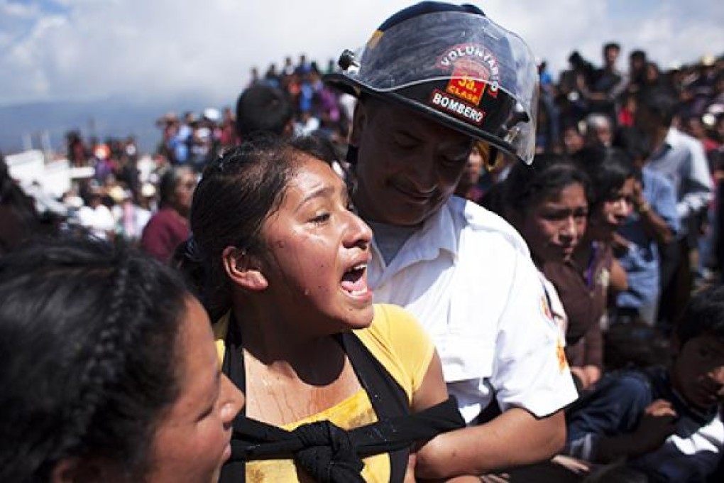 A woman is in tears during a funeral for victims of Friday's earthquake in San Marcos. Photo: Xinhua