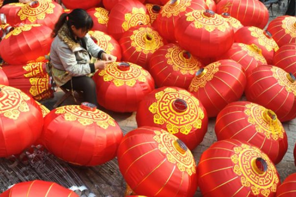 A worker make palace lanterns in Renxian county, Xingtai, north China's Hebei province. Photo: Xinhua