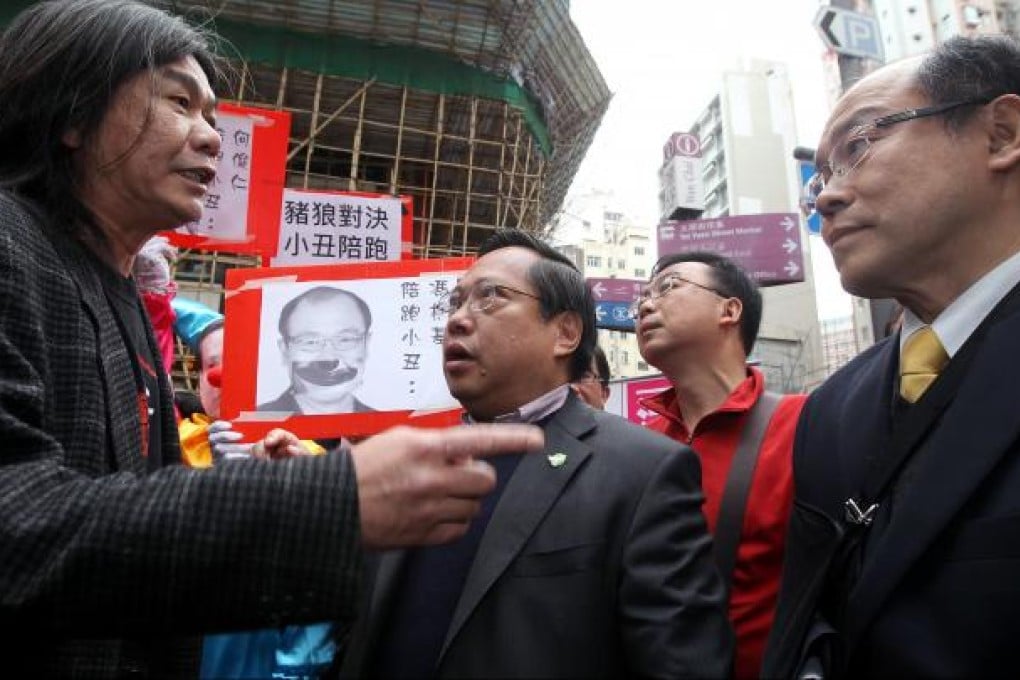 There is no political future for this city's pan-democrats do not distance themselves from the radicals.