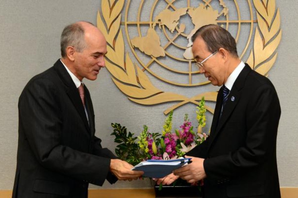 UN Secretary-General Ban Ki-moon (right) receives a report from Charles Petrie, the head of an internal review panel on UN action in Sri Lanka, at the UN headquarters in New York. Photo: AFP