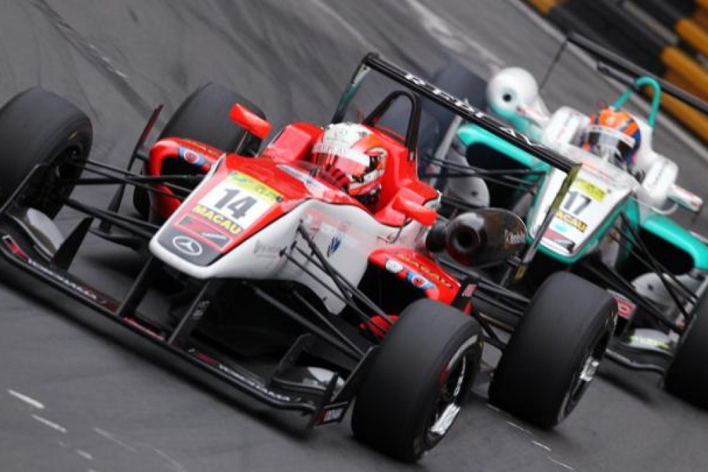The 19-year-old debutant, Alex Lynn, from Essex leads Malyasian driver Jazeman Jaafar during qualifying yesterday for the SJM Formula 3 Macau Grand Prix. Photo: Nora Tam