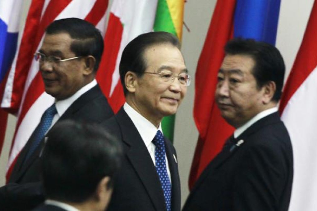 China's Premier Wen Jiabao (centre) walks between Cambodia's Prime Minister Hun Sen (left) and Japan's Prime Minister Yoshihiko Noda at the Asean summit in Phnom Penh on Sunday. Photo: EPA