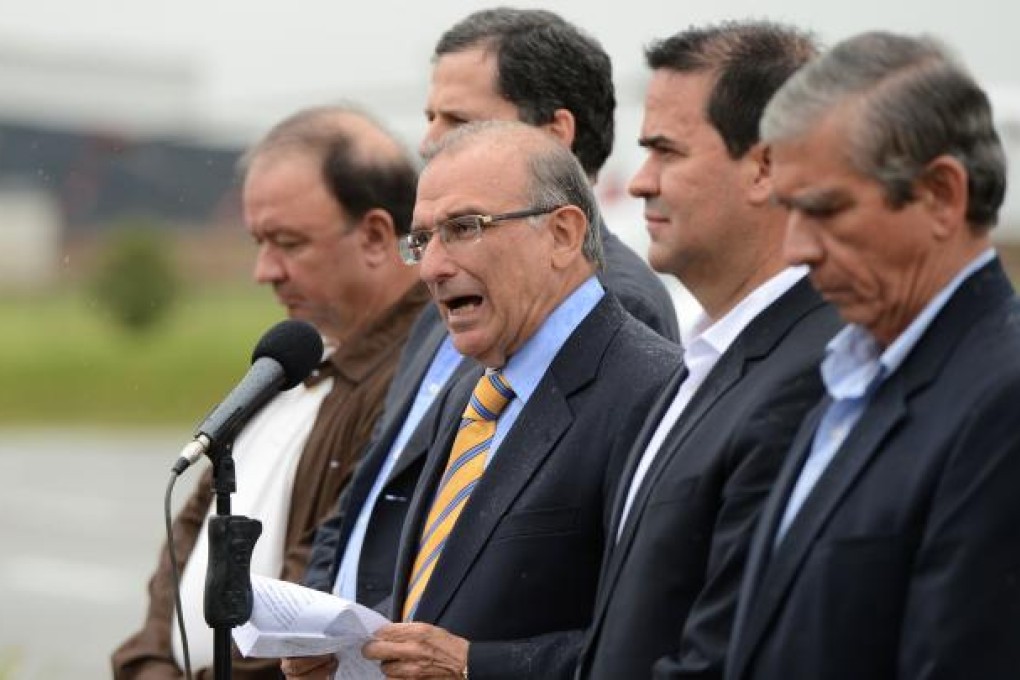 Chief government negotiator Humberto de la Calle makes a speech before boarding a plane to Havana at a military airport in Bogota. Photo: Xinhua