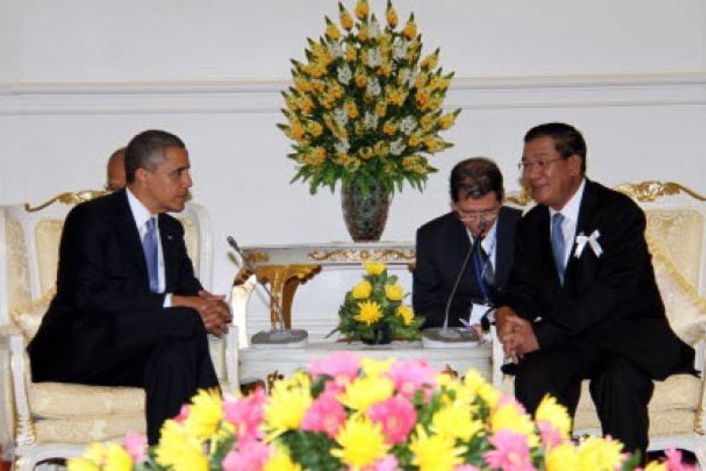 Cambodian Prime Minister Hun Sen (right) talks with visiting US President Barack Obama at the Peace Palace in Phnom Penh, Cambodia. Photo: Xinhua