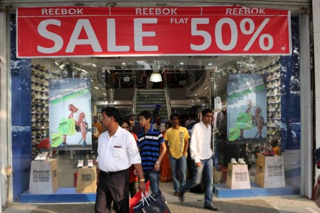 Diwali shoppers in New Delhi grab a handful of bargains but the gap between rich and poor is still wide. Photo: Xinhua