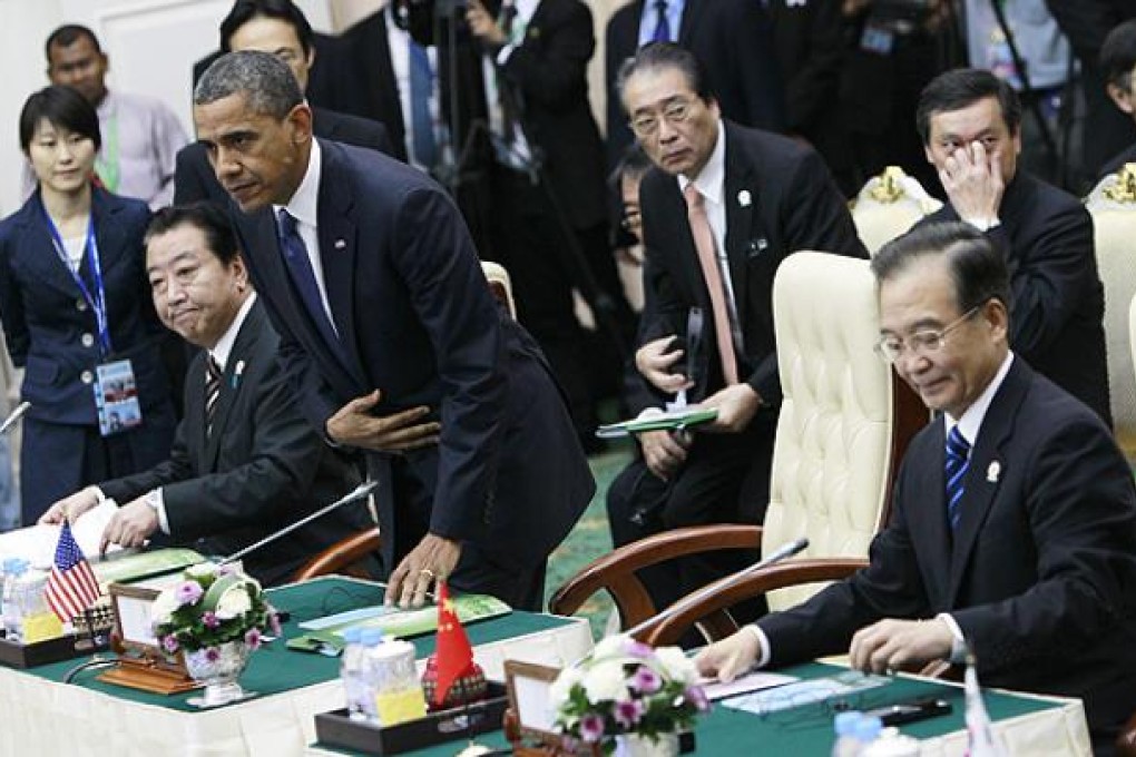 Barack Obama takes his seat between Wen Jiabao (right) and Japan's Prime Minister Yoshihiko Noda at the Asean summit in Phnom Penh. Photo: EPA