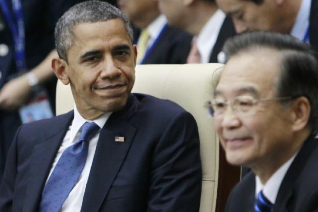US President Barack Obama looks at Chinese Premier Wen Jiabao at the 7th East Asia Summit plenary session in Phnom Penh, Cambodia on November 20, 2012. Photo: EPA