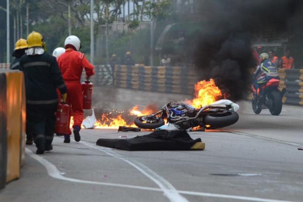 Portuguese motorcycle rider Luis Filipe de Sousa Carreira's motorcycle burns after a crash during qualifying for the Macau Grand Prix on Nov. 15, 2012. Photo: Xinhua