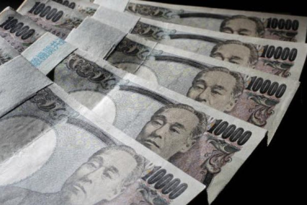 Japanese 10,000 yen bank notes are spread out at an office of World Currency Shop in Tokyo in this August 9, 2010 illustrative picture. (REUTERS/Yuriko Nakao)