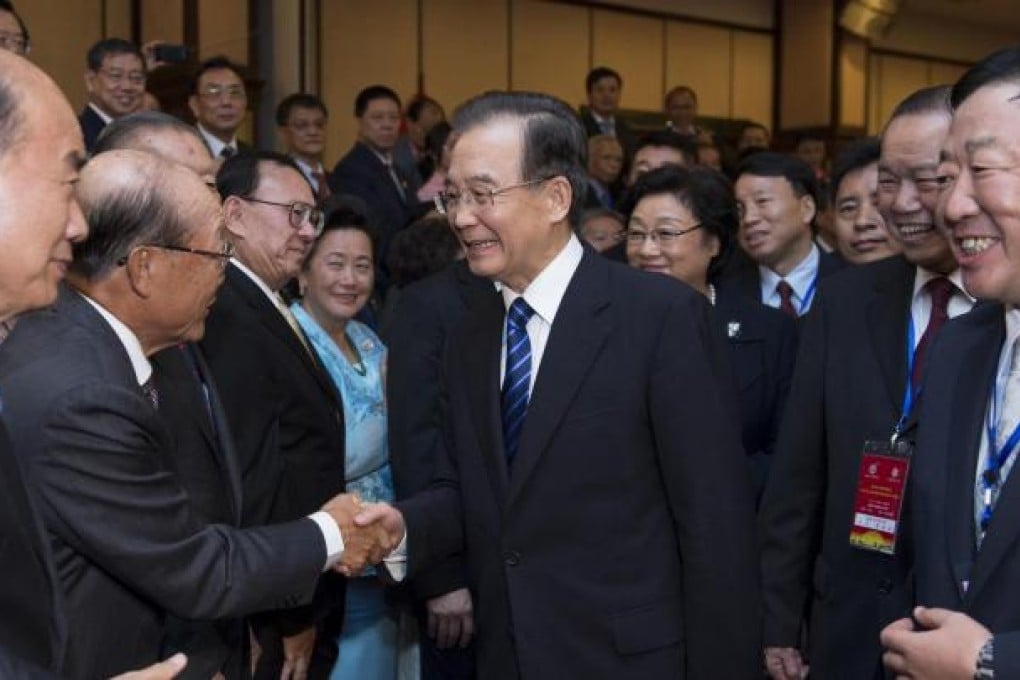 Premier Wen Jiabao met overseas Chinese living in Thailand, telling them he valued personal integrity more than his life. Photo: Xinhua