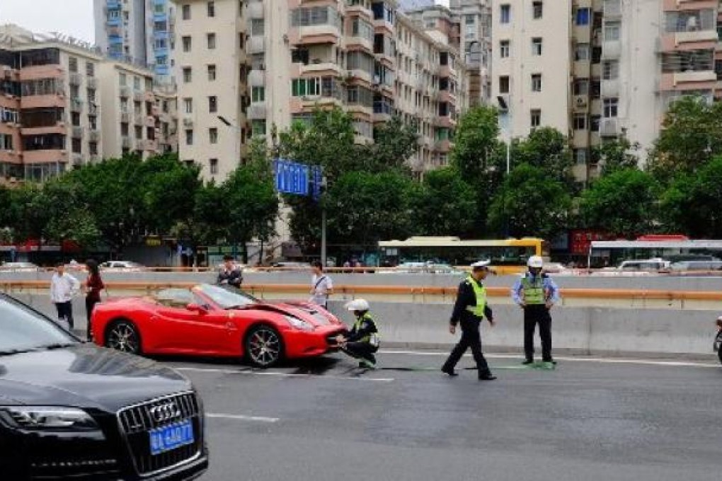 A minor collision between two Ferraris cars caused traffic jams. Photo: screenshot from Sina Weibo.