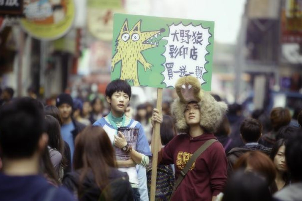 Yang (Chien Man-shu) and Tung (Kai Ko Chen-tung) on Nanyang Street