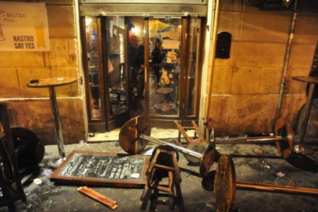 Damaged furniture is seen outside the 'Drunken ship' pub at Campo de' Fiori Square in downton Rome, Italy, early 22 November 2012.Photo: EPA