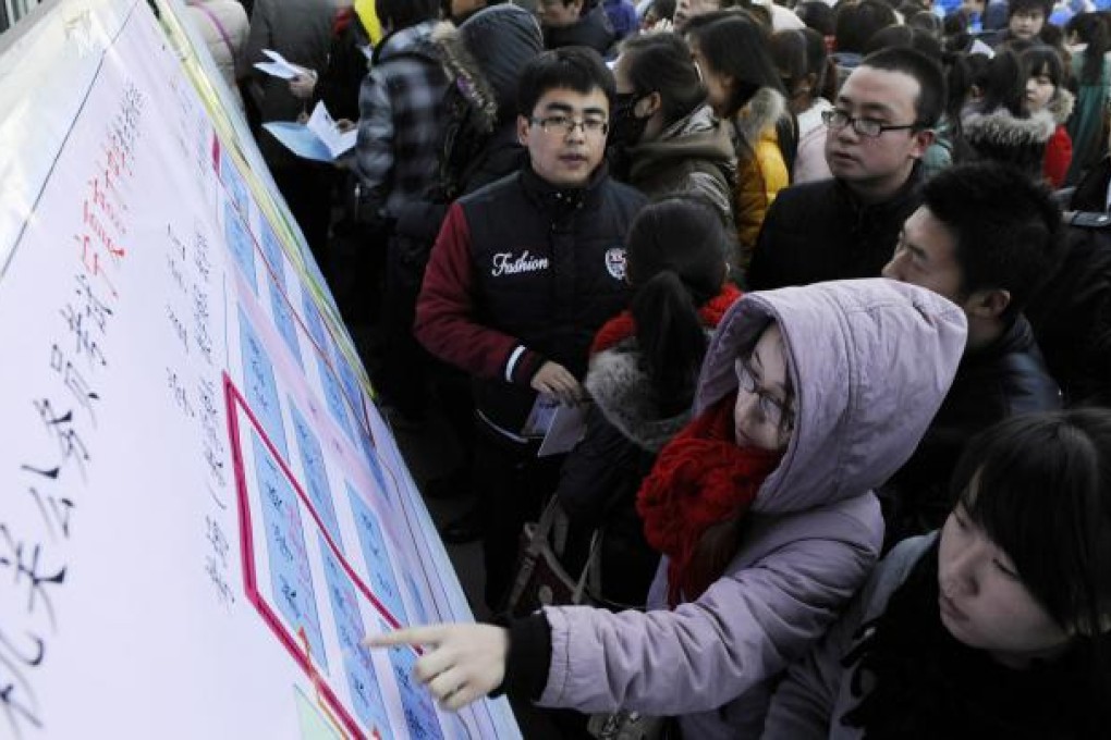 Test-takers in Yinchuan, in Ningxia Hui Autonomous Region, check a board directing them where to sit the exam. Photo: Xinhua