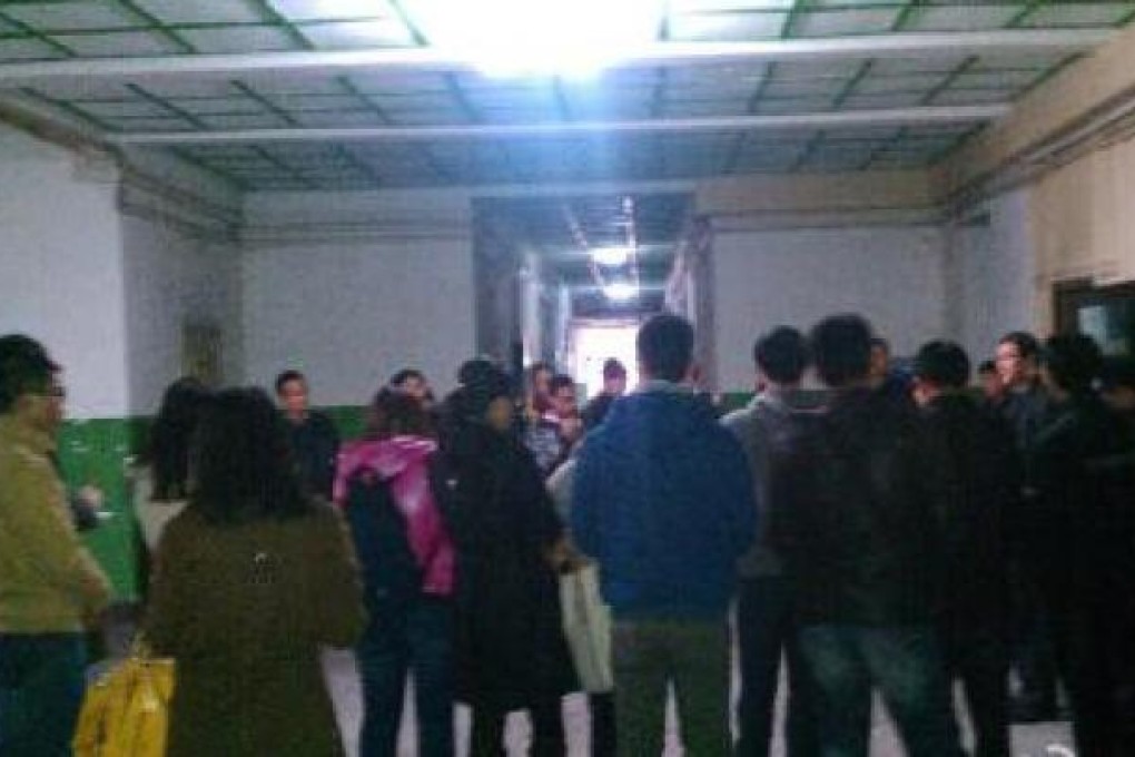 Students attending Chen's reading salon on Saturday stood in a corridor. Photo: screenshot from Chen's Sina Weibo.