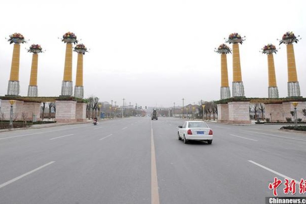 The "giant cigarettes" welcoming visitors to Zhouzhi County. Photo: Screenshot/Chinanews.com