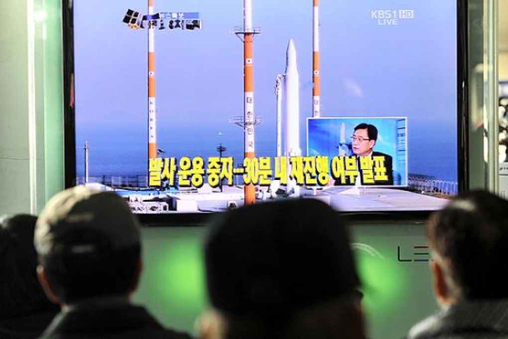 Commuters watch a live broadcast of South Korea's third attempt at a rocket launch at a Seoul railway station on Thursday. Photo: AFP