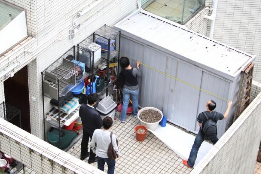 Officers of Buildings Department follow up with the illegal structures of Chief Executive Leung Chun-ying's home at the Peak. Photo: Sam Tsang