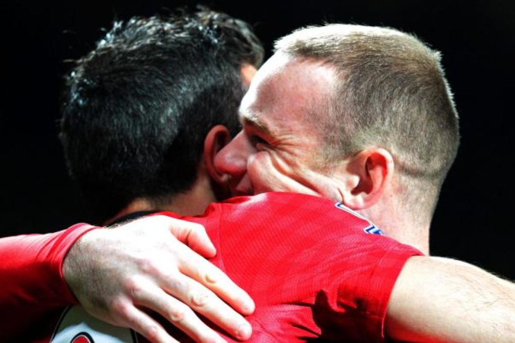 Robin Van Persie (left) celebrates with teammate Wayne Rooney after scoring his super-quick goal against West Ham. Photo: EPA