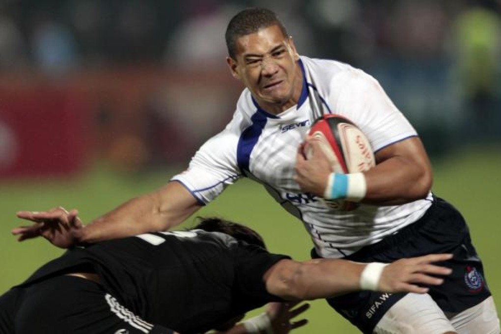 Samoa's Paul Perez fights off New Zealand's Ben Lam at the Sevens World Series Cup final in Dubai. Photo: Reuters