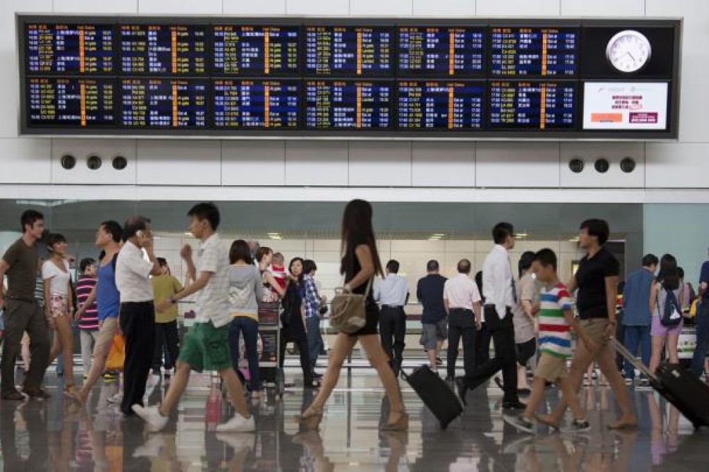 The International Federation of Airline Pilots' Associations said Hong Kong would eventually need a third runway because of increasing air traffic. Photo: Bloomberg