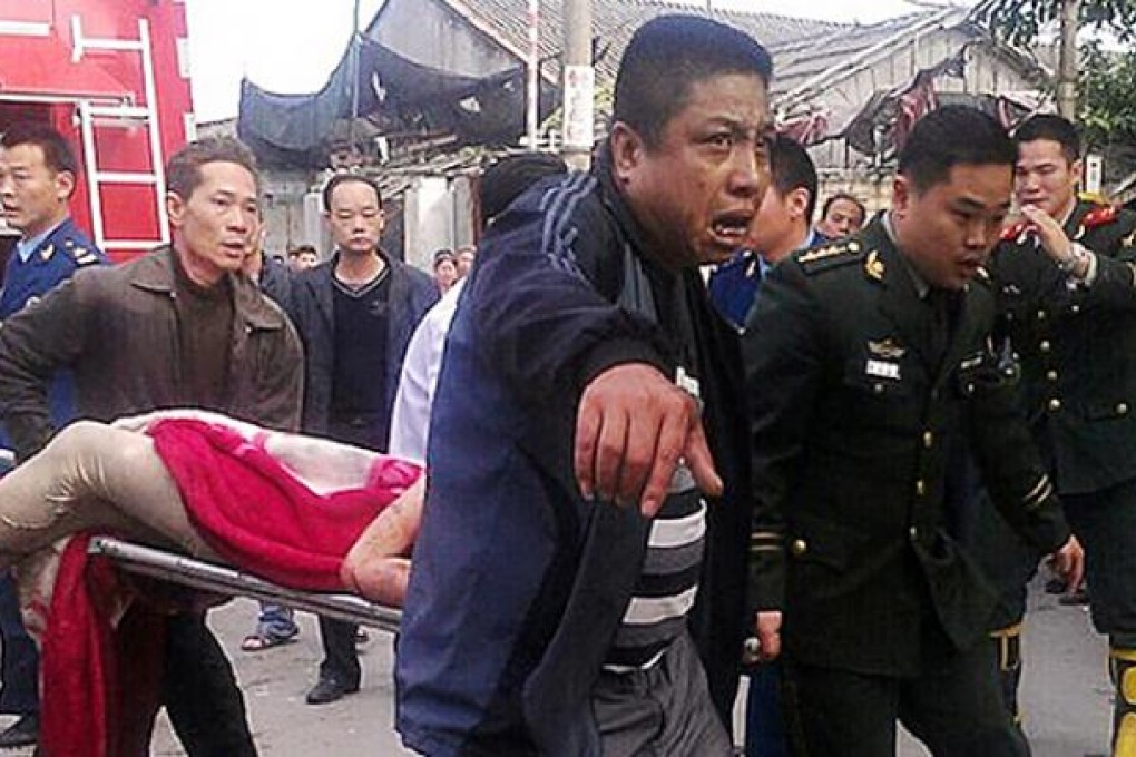 An injured person is carried away from the crash site. Photo: Sina Weibo