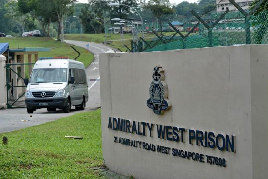 An Immigration and Checkpoint Authority vehicle leaves the Admiralty West prison where mainland Chinese SMRT bus drivers were taken in on December 1, 2012. Photo: AFP