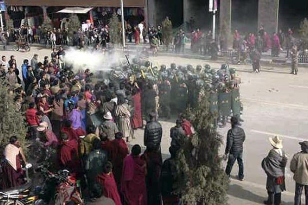Police and residents converge on the body of a farmer in his late 50 who self-immolated in Xiahe, Gansu province. Photo: AP