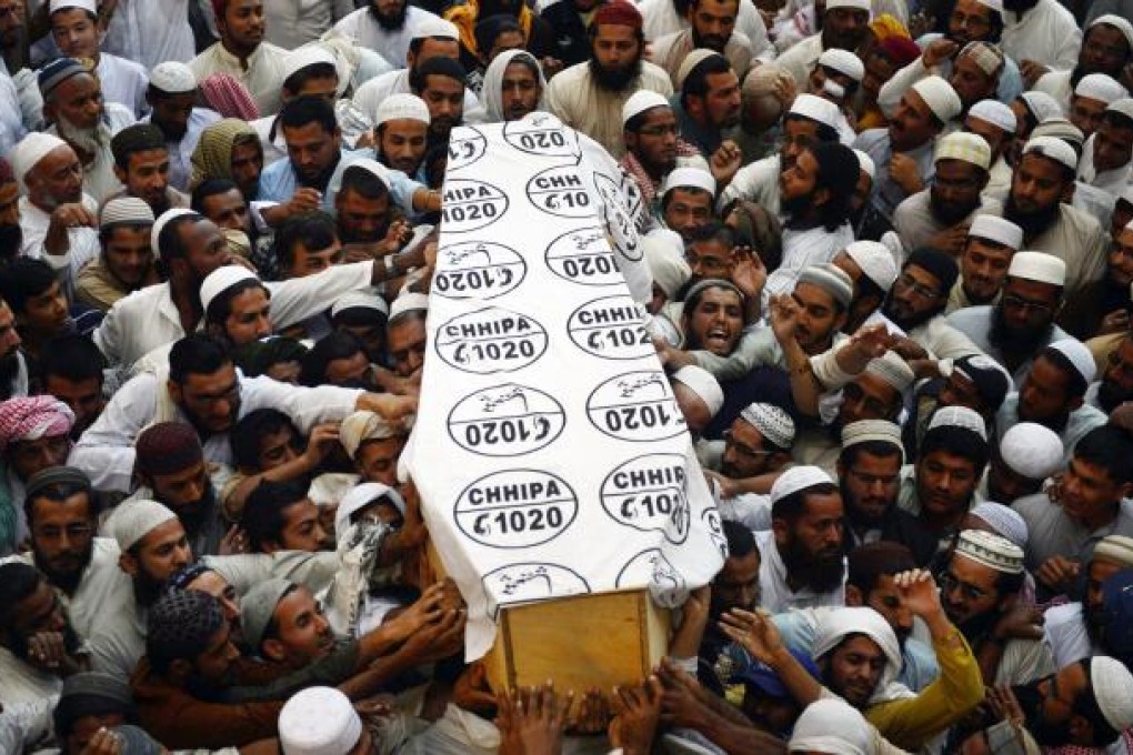 Pakistani Islamic seminary students carry the coffin of cleric Mufti Ismail, who was killed by gumen, during his funeral in Karachi. Photo: AFP