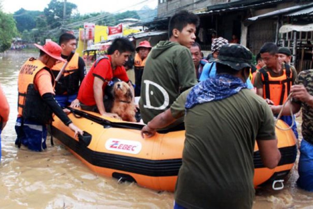 Philippine troops evacuate residents from floods in Cagayan de Oro City, southern Philippines. Photo: EPA