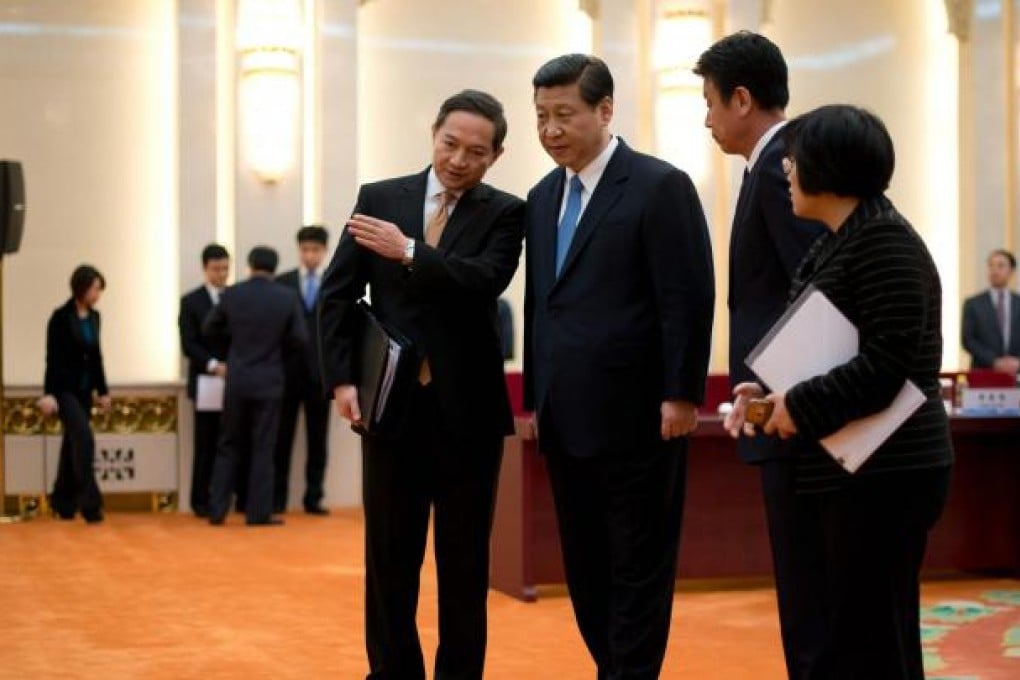 Xi Jinping (centre) prepares to meet foreign experts. Photo: EPA