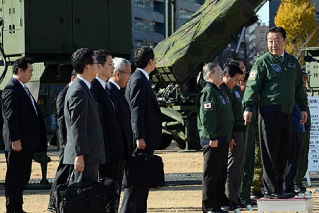 Japanese Prime Minister Yoshihiko Noda (far right) inspects a missile unit in Tokyo on Friday, ahead of North Korea's rocket launch window. Photo: Xinhua