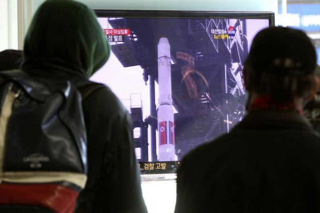 South Koreans watch a TV news programme about North Korea's rocket launch plans. Photo: AP