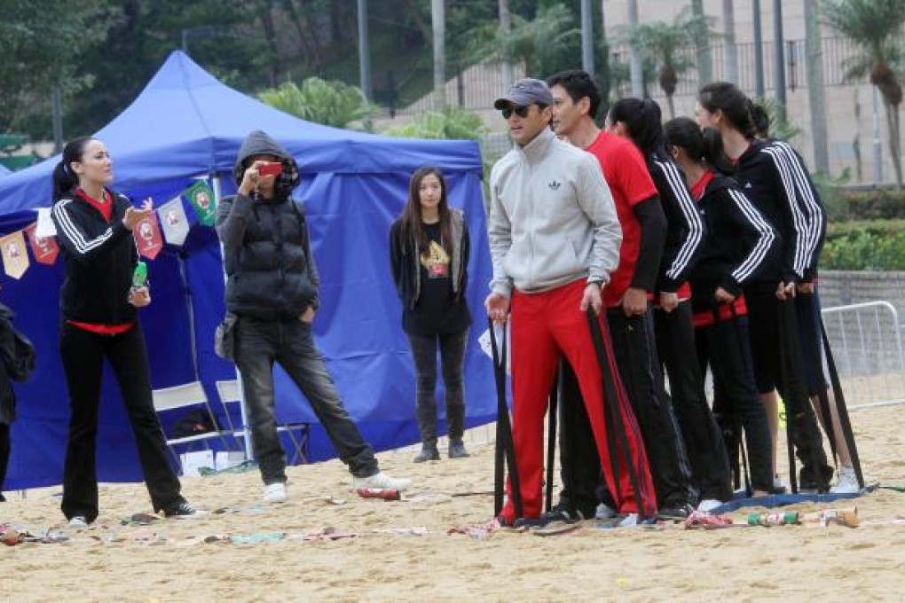 Model Lisa Selesner (left) cheers on her guest celebrity team.