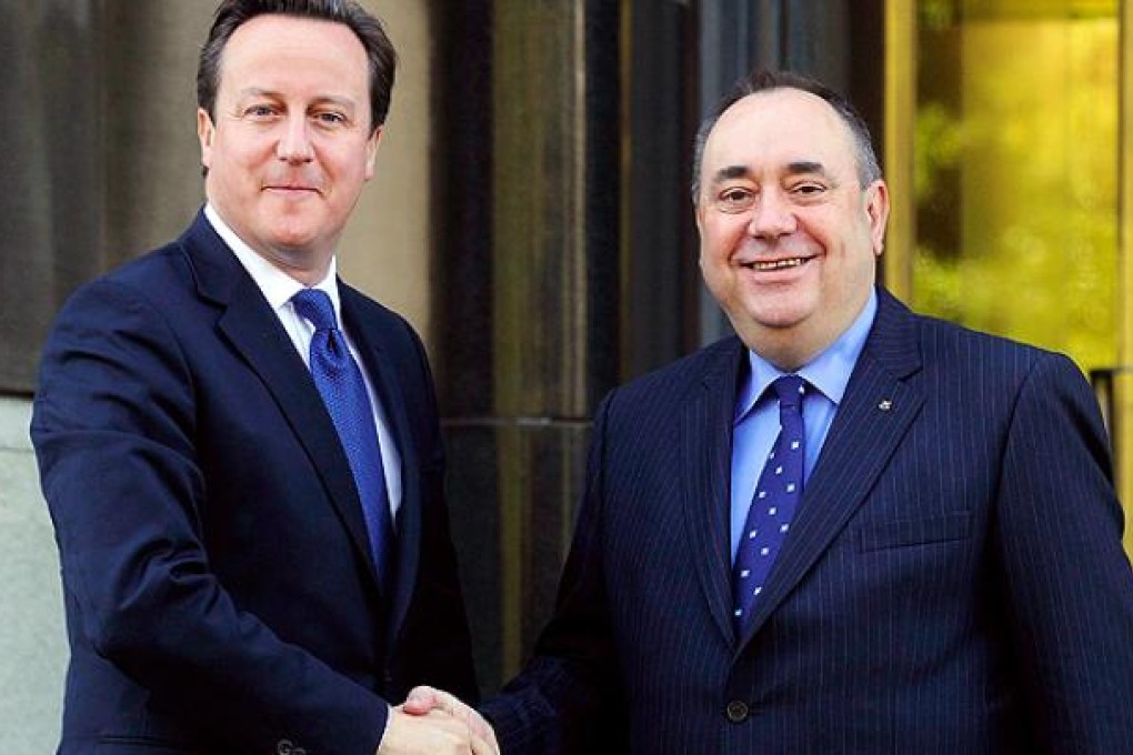 British Prime Minister David Cameron shakes hands with Scotland's First Minister Alex Salmond outside St Andrews House in Edinburgh on October 15. Photo: AFP