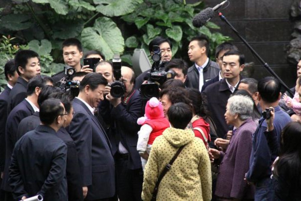 Xi Jinping meets locals who had been waiting for him in Guangzhou yesterday. Photo: SCMP