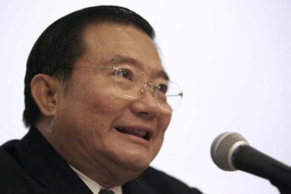 A US$7.3 billion offer for Singapore-based Fraser & Neave by Thai businessman Charoen Sirivadhanabhakdi has been extended until January 2, one day before a rival -- and higher bid -- by Overseas Union Enterprise is due to expire. Photo: Reuters