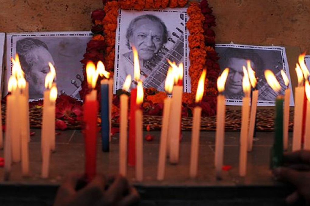 Candles are lit in tribute to Indian sitar player Ravi Shankar in Varanasi, India. Photo: AP