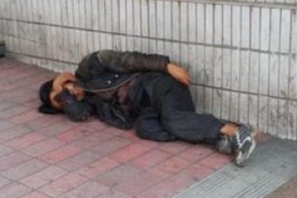 A migrant worker found dead on the street in Zhengzhou. SCMP Photo: Screenshot from Sina Weibo