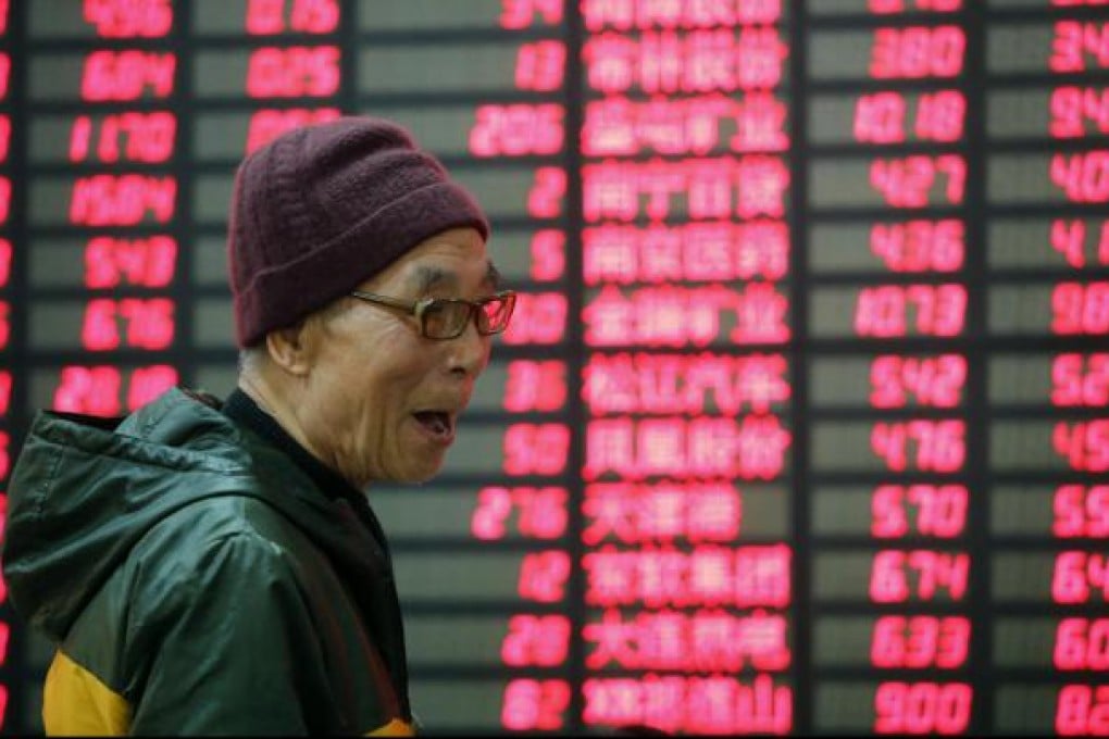 An investor smiles as he checks his stocks on a day when the market rises in reaction to the regulator's move on mutual funds. Photo: AP