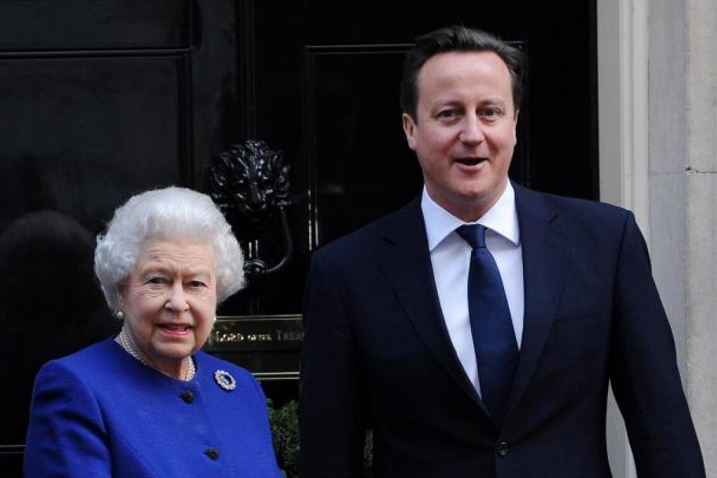 Queen Elizabeth is welcomed by David Cameron. Photo: EPA