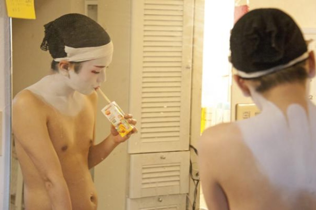 Enosuke Hirose in the process of transforming himself into Eitaro, geisha. Phot0s: Everett Kennedy Brown/EPA