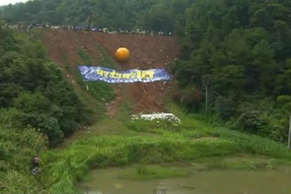 Yang Zongfu test drives his pod. Photo: Youku screen grab