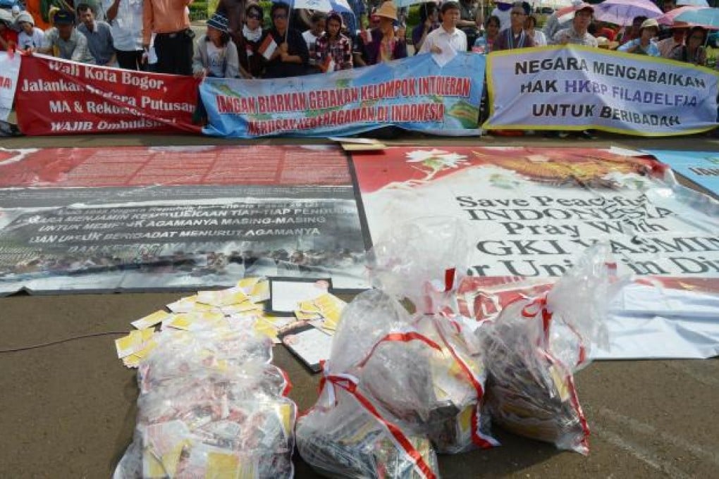 Thousands of cards for President Susilo Bambang Yudhoyono are placed by Christians at the presidential palace in Jakarta. Photo: AFP