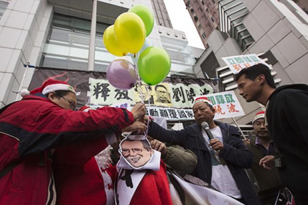 Protesters prepare to release balloons with a drawing of jailed Chinese Nobel Peace Prize laureate Liu Xiaobo. Photo: Reuters