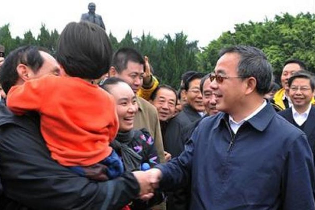 Guangdong's new party chief Hu Chunhua meets with locals at Shenzhen's Lotus Hill during his first official visit to the province. Photo: SCMP